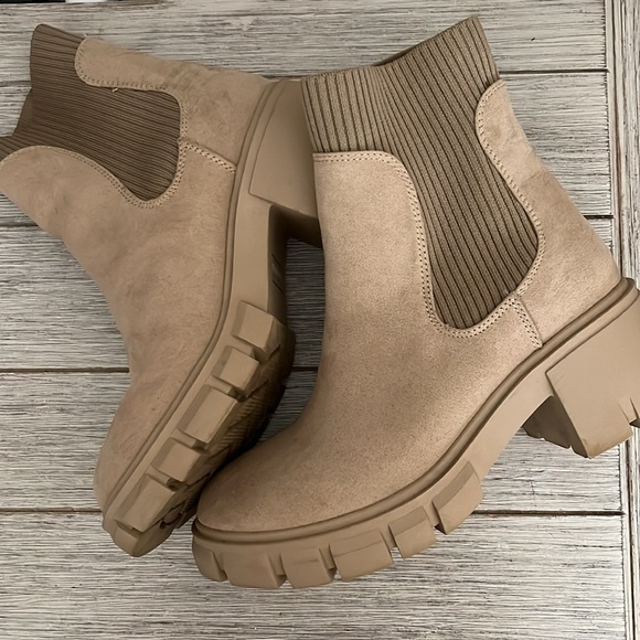 Chelsea Boots - Picture 3 of 14
